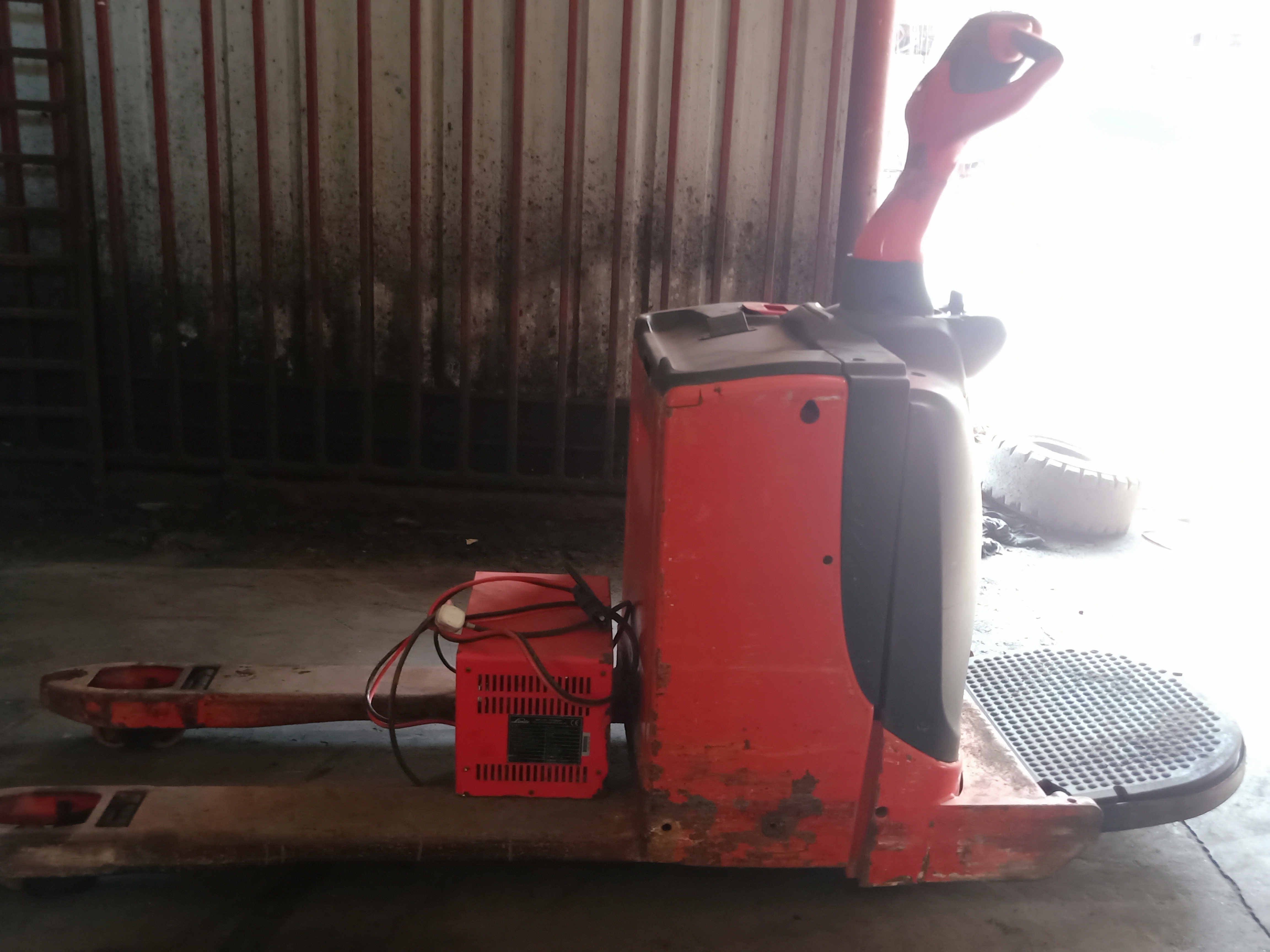 林德全電動搬運車